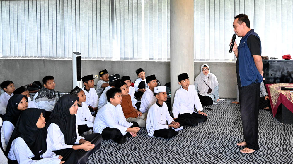Siswa SDN 1 Mojopanggung mendengarkan pemaparan materi dari tim JP-RaBa dalam rangkaian kegiatan Pondok Ramadan di Grha Pena Banyuwangi, Jumat (27/2).