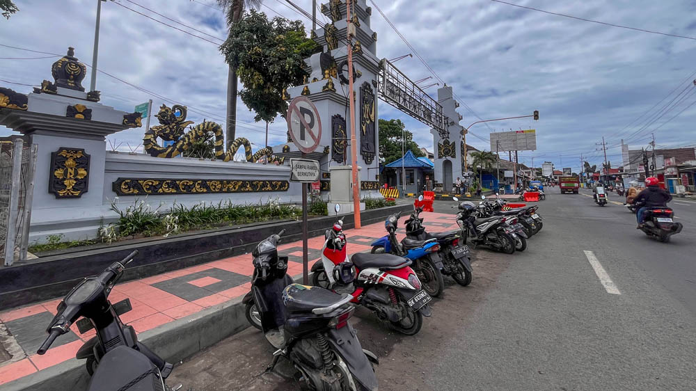 Deretan sepeda motor parkir di bahu jalan dekat pintu keluar Pelabuhan ASDP Ketapang. Biar terlihat rapi, area tersebut segera disterilkan dari kendaraan parkir.