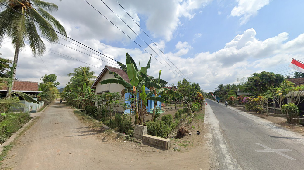 Salah satu sudut jalan di depan Balai Desa Barurejo, Siliragung, Banyuwangi. Desa ini dipecah jadi dua, yakni Barurejo dan Sumberrejo.