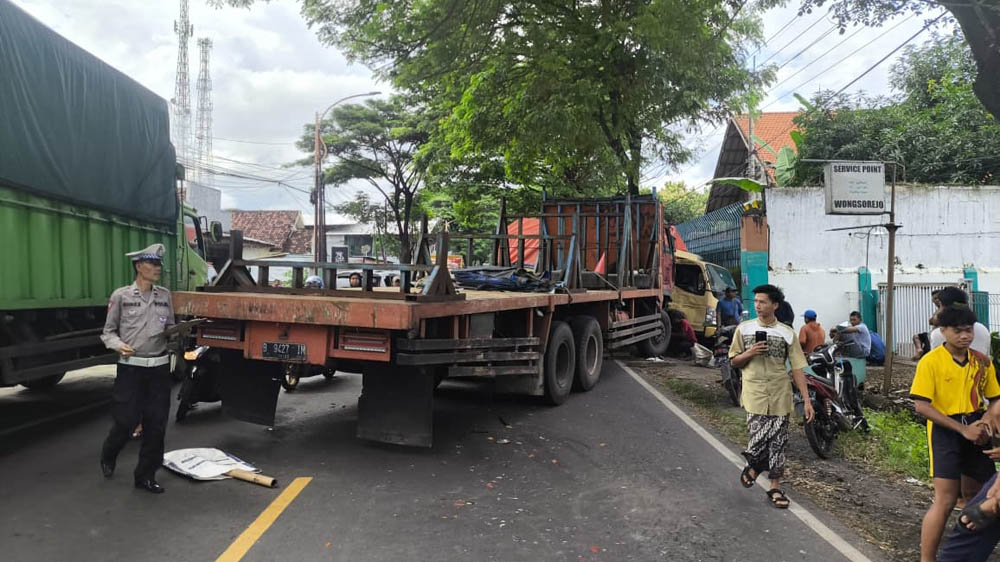Tiga kendaraan besar mengalami kecelakaan di Jalan Raya Situbondo-Banyuwangi, tepatnya di depan Service Point PLN Wongsorejo, Desa Alasrejo, Jumat (27/2) siang pukul 13.45.