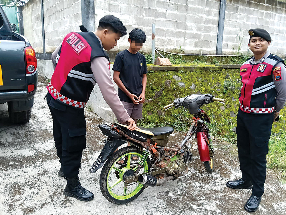 Anggota Satsamapta mengamankan satu unit motor tak standar yang diduga hendak melakukan balap liar di Jalan Mahoni, Lingkungan Kluncing, Kelurahan/Kecamatan Giri, Jumat (27/2).