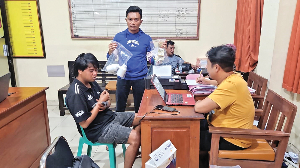 Tersangka pengedar pil trex diamankan Unit Reskrim Polsek Rogojampi pada Rabu (25/2) dini hari.