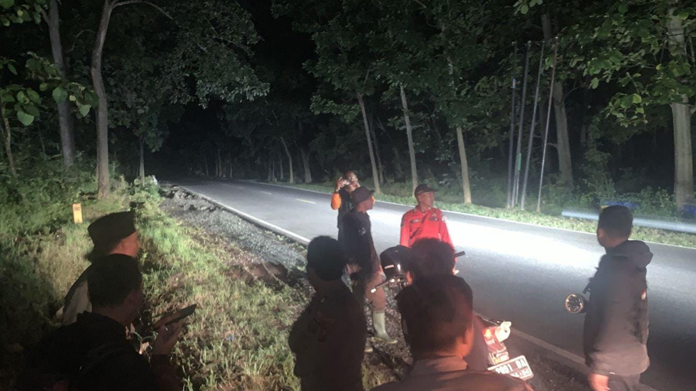 Polhut dan anggota Polsek Banyuputih melakukan olah TKP pencurian kayu jati di pinggir jalan raya kawasan hutan Baluran, Jumat (27/2) pukul 20.00.