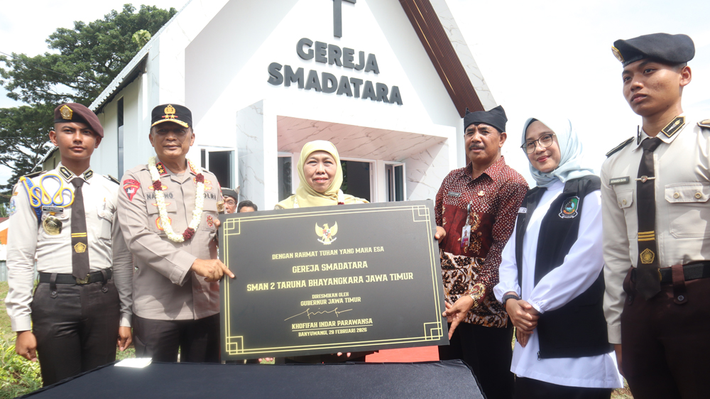 Gubernur  Jatim  Khofifah Indar Parawansa bersama Kapolda Jatim Irjen Pol Nanang Avianto, Bupati Ipuk Fiestiandani, dan Plt Kepala Smadatara I Ketut Renen meresmikan Gereja Smadatara, Sabtu (28/2).