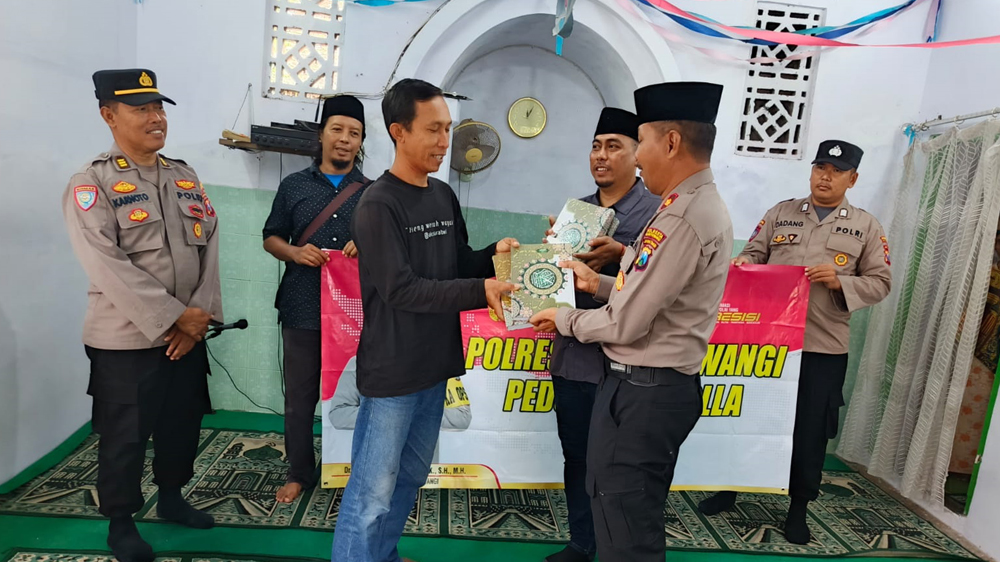Safari Ramadan Polresta Banyuwangi salurkan karpet sajadah dan Al-Qur&rsquo;an ke Musala Al Furqon Giri, perkuat kemitraan dan kamtibmas.