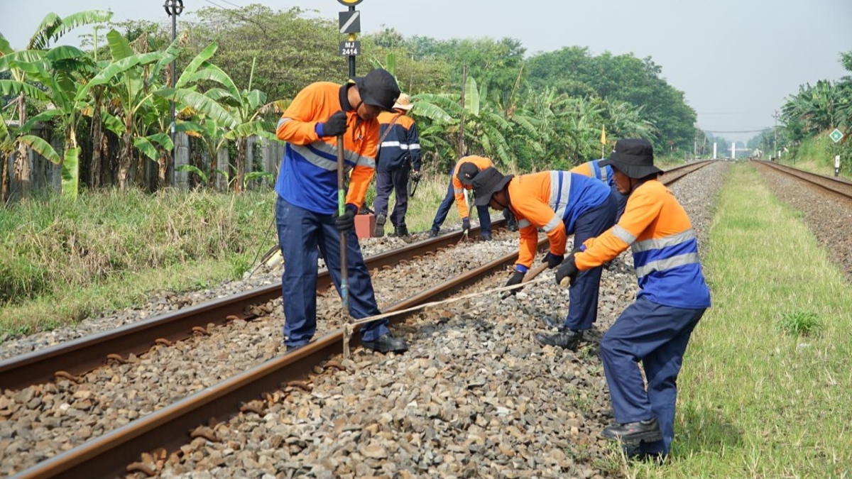 KAI Daop 4 Semarang intensif rawat jalur kereta api jelang Lebaran 2026.