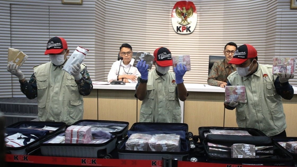 KPK tahan Kepala Seksi Intelijen Cukai DJBC terkait korupsi impor.