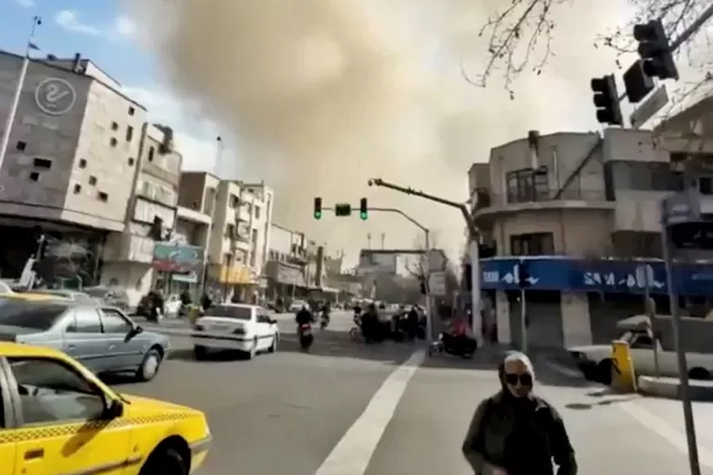 Asap mengepul di Teheran setelah ledakan menyusul serangan Israel dan Amerika Serikat terhadap Iran, dalam cuplikan video media sosial yang dirilis 28 Februari 2026.