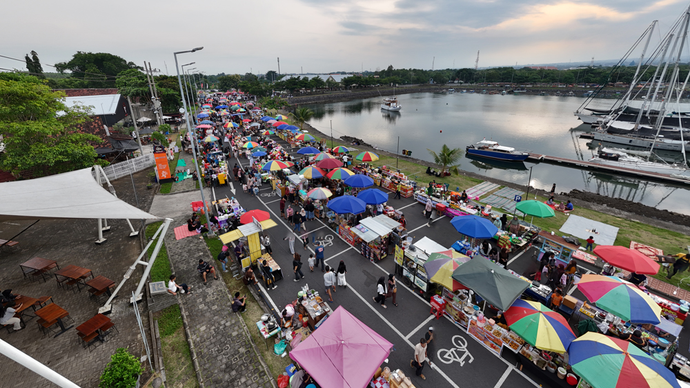 Masyarakat berburu menu berbuka puasa di Pasar takjil kawasan Marina Boom. Dalam sehari omzet pasar takjil mencapai ratsuan juta rupiah.