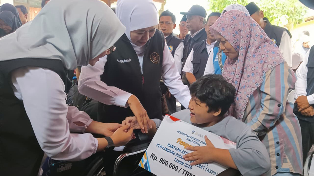 Gubernur Jatim Khofifah Indar Parawansa bersama Bupati Ipuk Fiestiandani menyalurkan bantuan kepada warga di kantor Camat Glenmore, Sabtu (28/2).