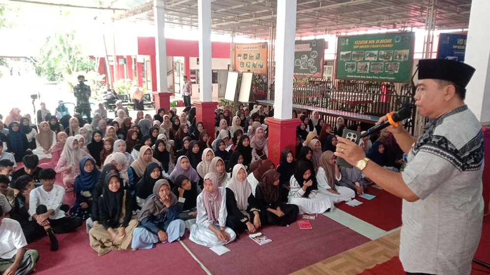 Kepala SMPN 3 Banyuwangi, Kholilik, S.Pd., melakukan sambutan pada acara Pondok Ramadan di sekolah setempat, Sabtu 28 Sebruari 2026.