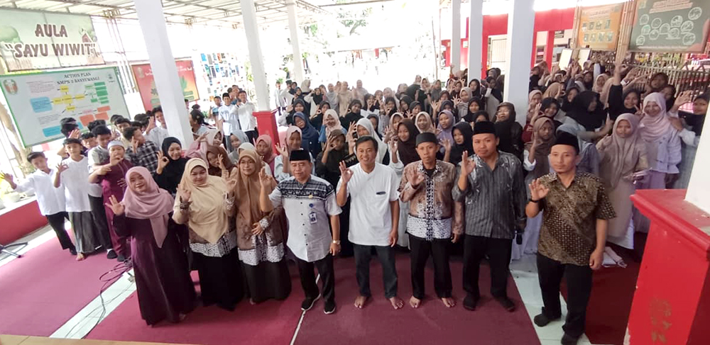 Kasek, guru pembina, dan siswa SMPN 3 Banyuwangi foto bersama usah Pondok Ramadan, Sabtu 28 Februari 2026.