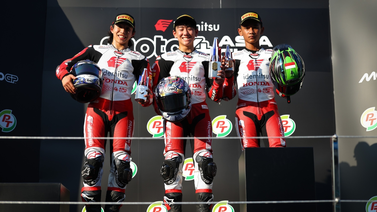 Bintang Pranata (kanan), pembalap muda Indonesia berhasil menuntaskan balapan di posisi ketiga ajang Moto4 Asia Cup.