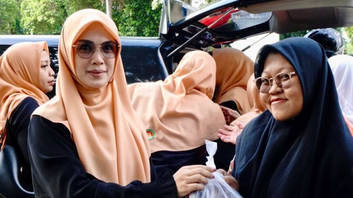 Ketua DWP Banyuwangi Hj Linna Guntur Priambodo saat membagikan takjil pada Jumat (27/2/2026).
