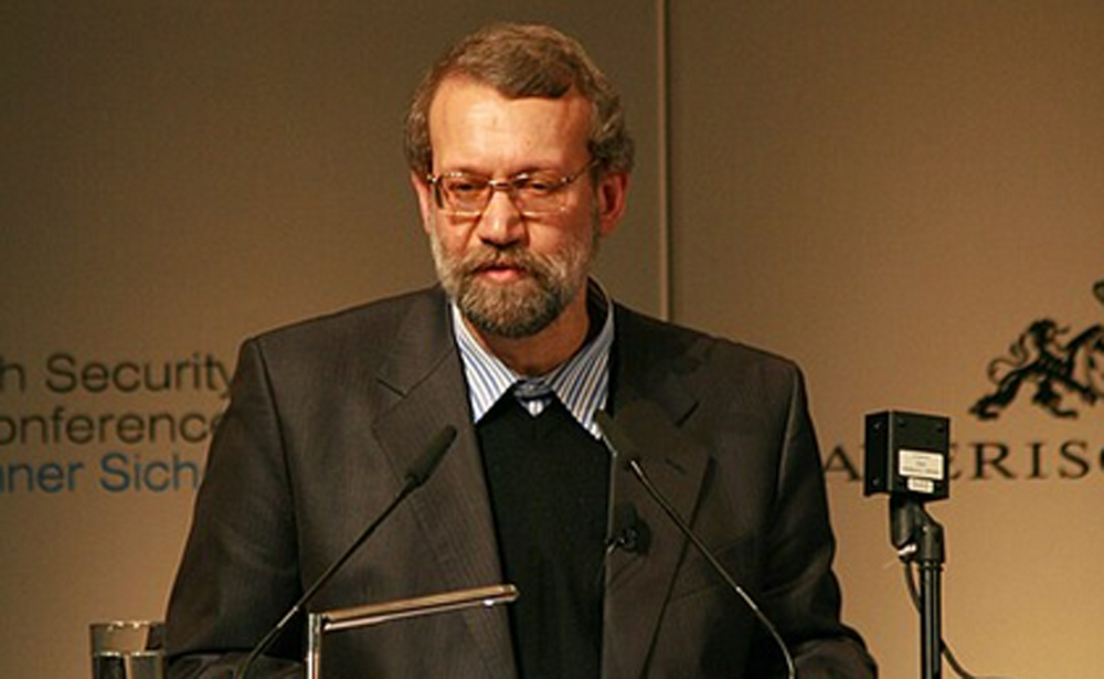 Ali Larijani jadi sorotan usai Khamenei tewas dalam serangan AS-Israel. Ia disebut tokoh kunci kendali transisi Iran.