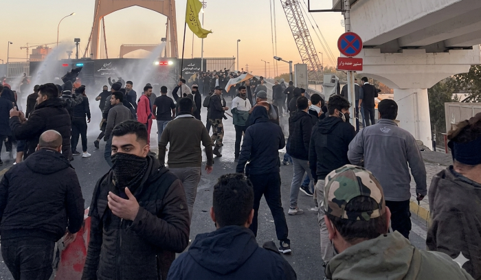 Situasi pedemo Irak di jembatan menuju Zona Hijau yang dihuni Kedutaan Besar Amerika Serikat di Baghdad.