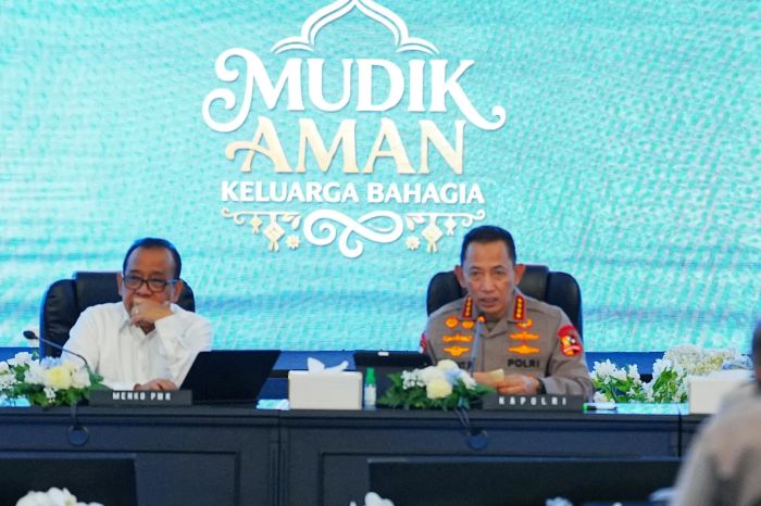Kapolri Listyo Sigit Prabowo saat saat memimpin rapat koordinasi lintas terkait kesiapan operasi ketupatan di Gedung PTIK.