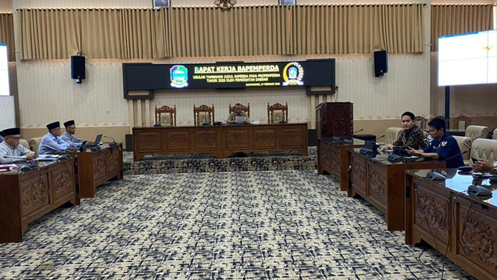 Ketua Bapemperda DPRD Ahmad Masrohan memimpin rapat kerja membahas usul raperda di luar Propemperda 2026 di kantor DPRD pada Jumat (27/2).