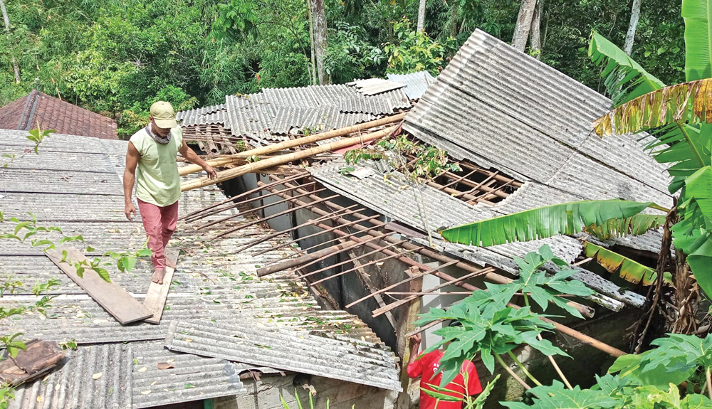 LULUH LANTAK: Kondisi atap rumah Nawawi rusak berat setelah ditimpa pohon berukuran besar pada Minggu (1/3).