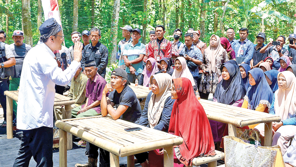 Menteri Sosial Saifullah Yusuf saat mengenalkan program Digitalisasi Bansos di di Desa Gombengsari, Kecamatan Kalipuro pada 2 Oktober tahun lalu.