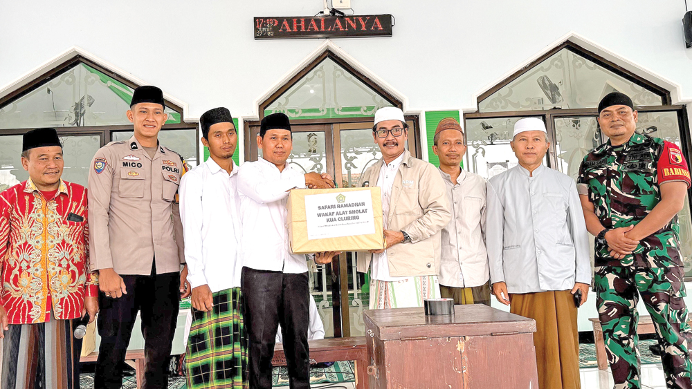 Kepala Desa Sraten H Rahman (tengah, berkacamata) saat safari ramadan di Dusun Krajan, Desa Sraten, Jumat (27/2).