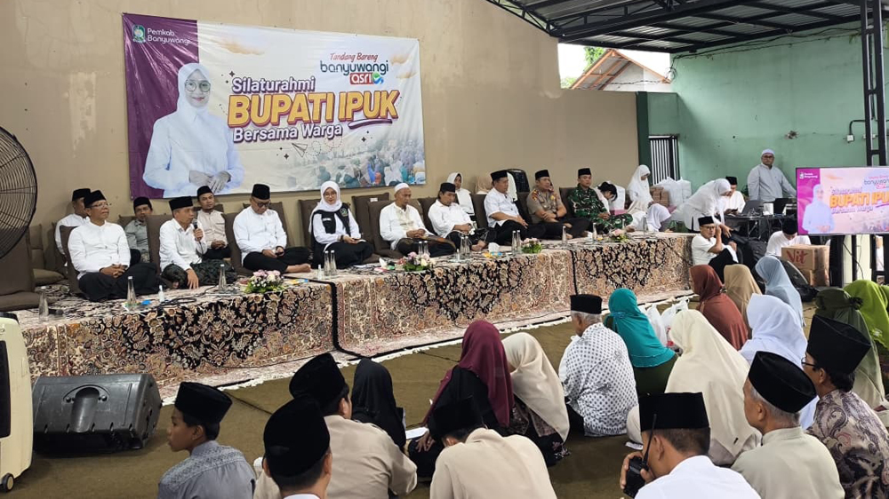 Bupati Ipuk didampingi Wabup Mujiono bersilaturahmi dengan pengurus PCNU di kediaman Ketua Tanfidziyah Ahmad Turmudi di Desa Tegalarum, Sempu, Senin sore (2/3).