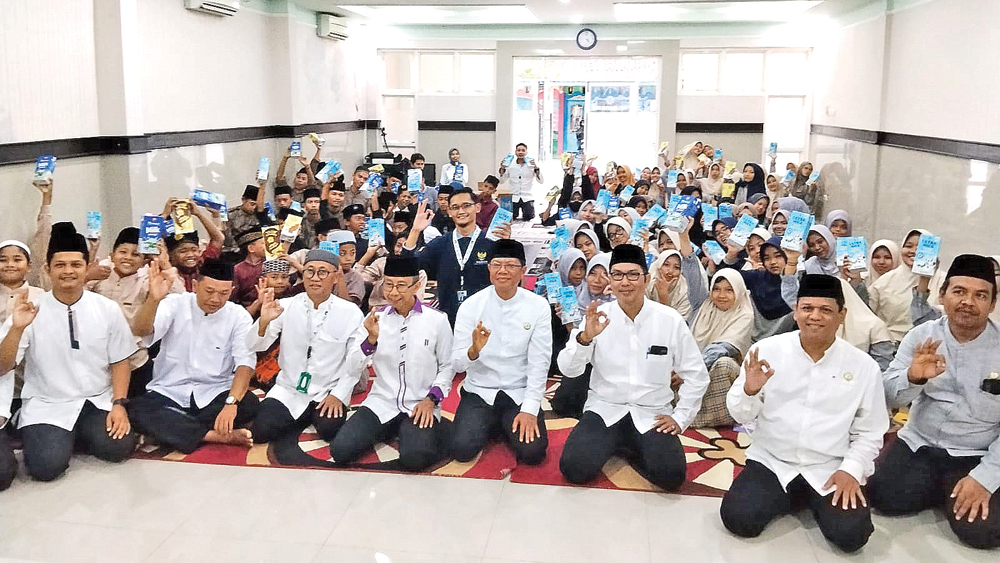 Sekkab Guntur Priambodo didampingi Ketua Baznas Dwi Yanto, pengurus LKSA Budi Mulya, pejabat Dispora, Sekcam Banyuwangi, dan Lurah Sumberejo bersama peserta Pesantren Ramadan di aula Panti Budi Mulya,