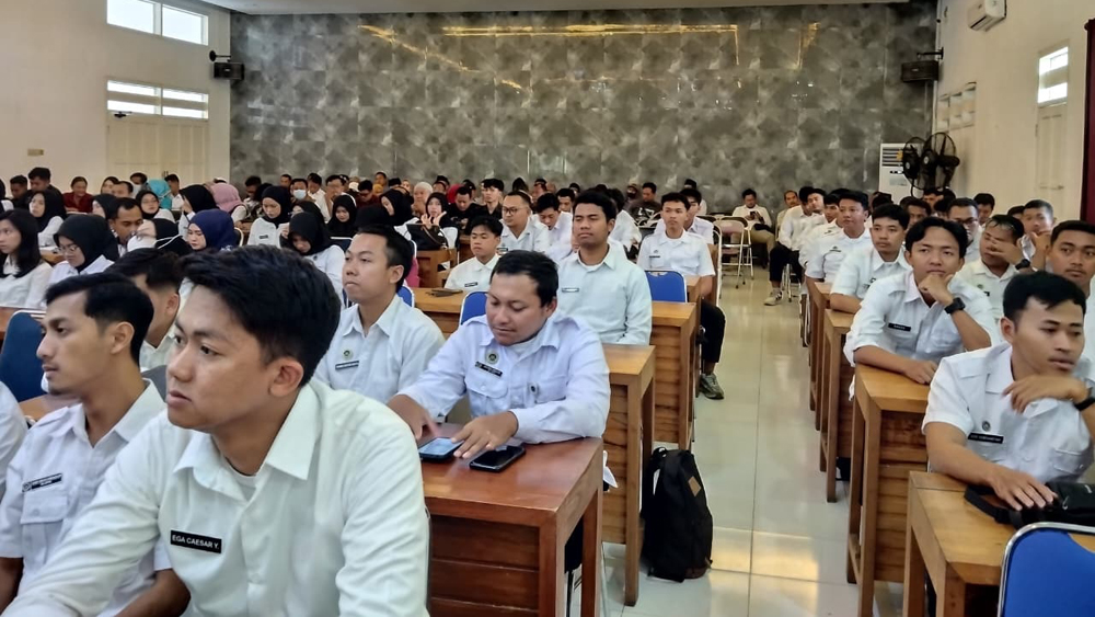 Peserta rakor MBG yang berlangsung di Aula Kantor Dispendik Banyuwangi dihadiri seluruh penanggung jawab SPPG di seluruh Banyuwangi, Senin (2/3).