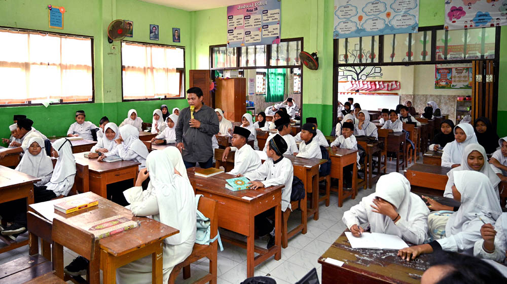 Bagus Rio Rohman memberikan materi santun bermedsos kepada siswa-siswi SDN 1 Kebalenan dalam acara pondok Ramadan, Senin (2/3).