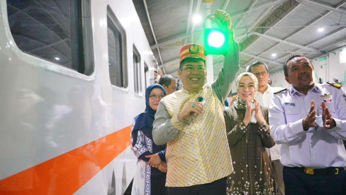 Wali Kota Probolinggo, Aminuddin memberangkatkan Commuter Line Supas Probolinggo, Minggu (2/3/2026).
