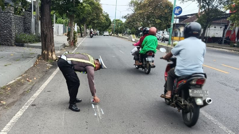 Anggota Satlantas menandai titik kecelakaan yang menewaskan seorang pelajar SMP di depan Hedon Caf&eacute; Jalan Gajahmada Banyuwangi, Senin pagi (2/3).