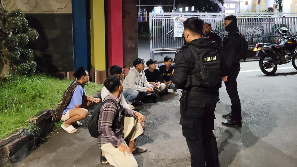 DISANKSI JALAN JONGKOK: Sejumlah remaja diamankan personel perintis presisi Polresta Banyuwangi, Senin dini hari (2/3).