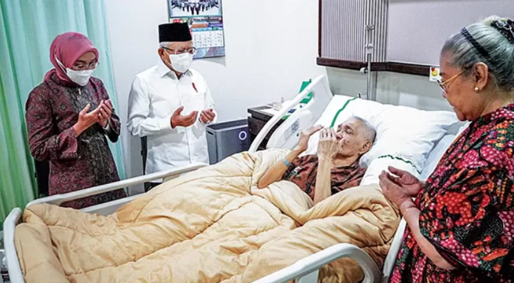 KH Ma'ruf Amin (dua dari kiri) menjenguk Try Sutrisno saat masih jadi Wapres RI di RSPAD Gatot Subroto di Jakarta.