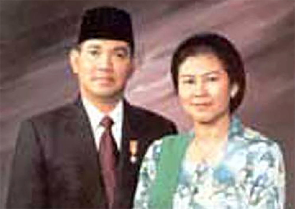 Wapres ke 6 RI Try Sutrisno bersama sang istri Tuti Sutiawati.