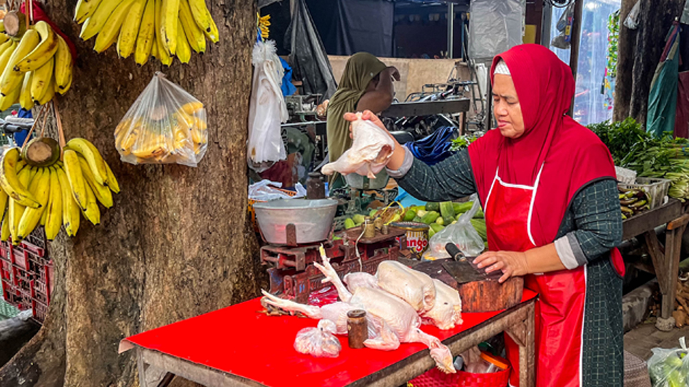 KEREK INFLASI: Pedagang menimbang daging ayam sebelum diserahkan ke konsumen di Pasar Banyuwangi, Selasa (3/3).