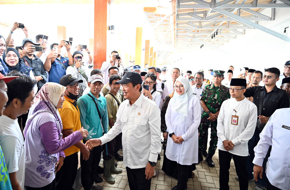 Menteri KKP Sakti Wahyu Trenggono didampingi Bupati Ipuk Fiestindani berbincang dengan nelayan di kawasan Plengsengan Ancol, Kelurahan Lateng, Selasa (3/3).
