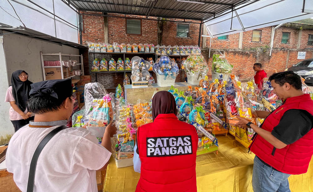 Tim gabungan dari Dinkop-UMP dan Satgas Pangan memeriksa parcel di salah satu swalayan di kota Banyuwangi, Selasa (3/3).