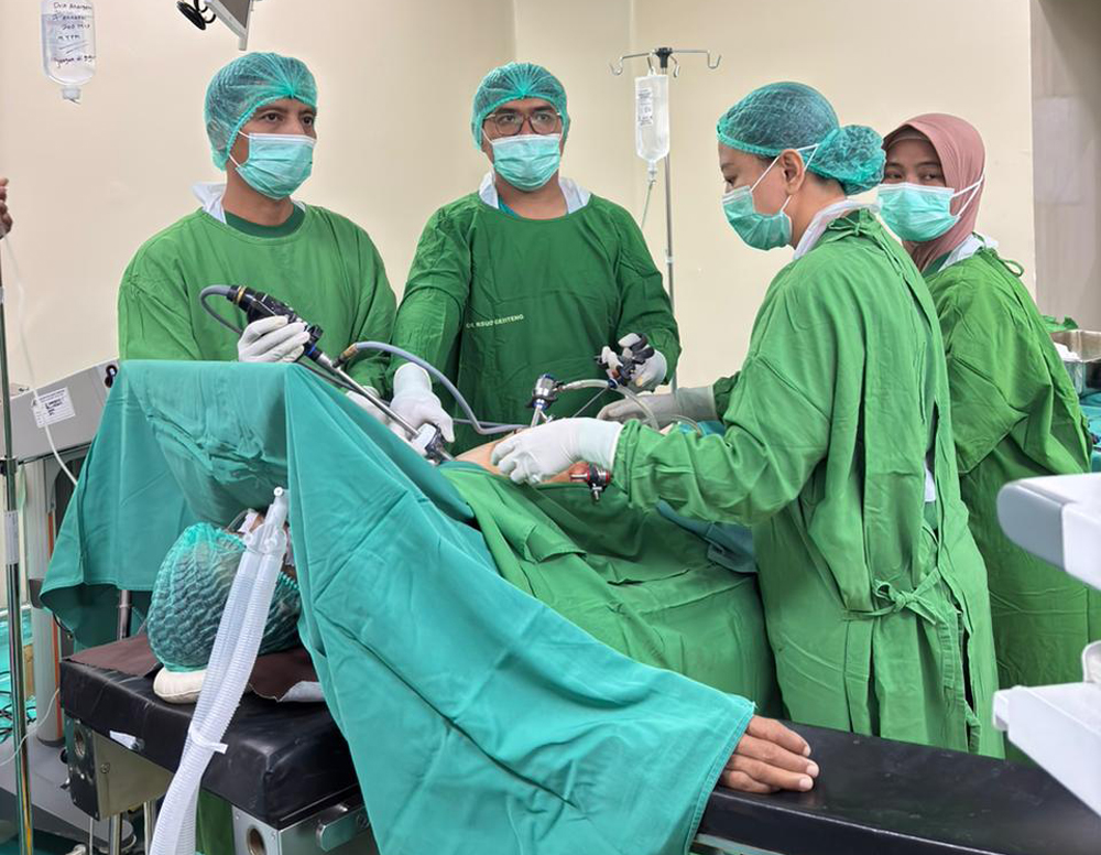LAPAROSKOPI: dr Chakra Putra Pratama bersama tim melakukan penanganan medis pengangkatan batu empedu terhadap pasien.
