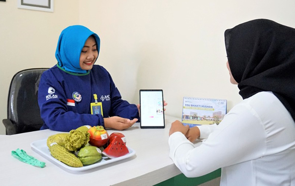 KOMPETEN: Irhamni Setyaningrum S ST memberikan edukasi kepada pasien DM di Poliklinik Gizi RSU Bhakti Husada.
