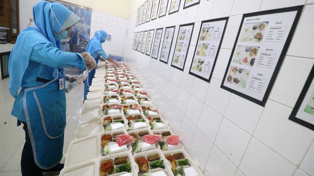 Ahli gizi RSAH menyiapkan menu makan untuk berbuka puasa dan makan sahur untuk karyawan yang bertugas selama bulan Ramadan.