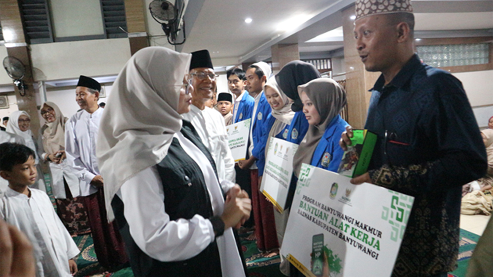 Bupati Ipuk Fiestiandani menyerahkan bantuan hand phone baru dari Baznas kepada Bambang Nugroho, warga Banyuwangi yang bekerja sebagai pengemudi ojol.