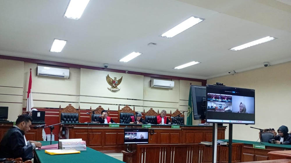 Mantan bendahara Desa Sumberberas Gilang Intan Purnama Sari didakwa korupsi dana BUMDes Rp 50 juta. Kasusnya kini disidangkan di Tipikor Surabaya.