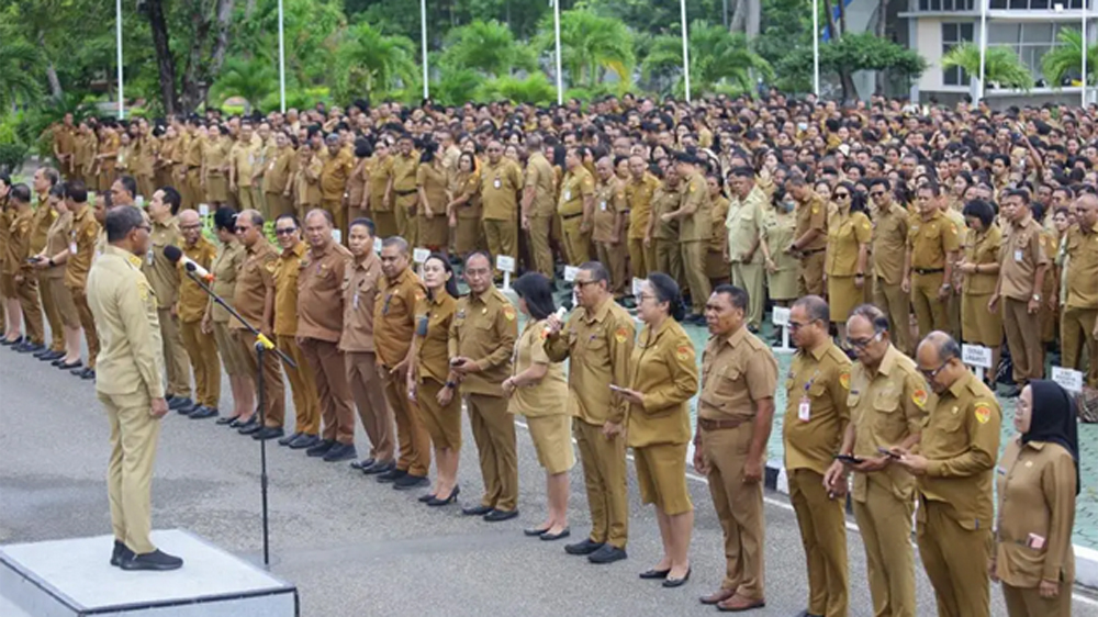 Wakil Gubernur NTT Johni Asadoma memimpin upacara di lingkungan Pemprov NTT.