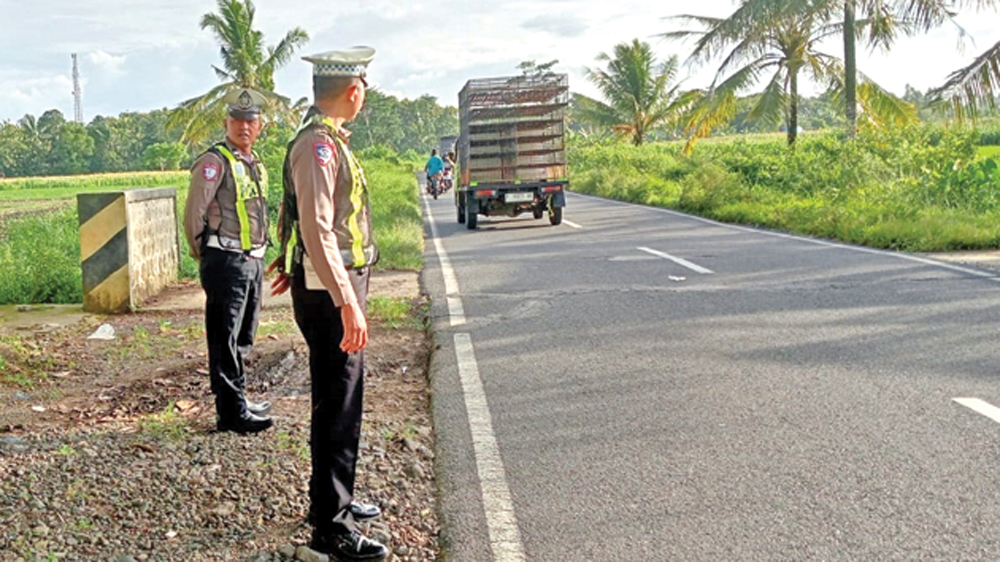 Unit Lantas Polsek Rogojampi menggelar patroli ngabuburit di jalan lingkar Barat Desa Gitik, Kecamatan Rogojampi, pada Senin (2/3).