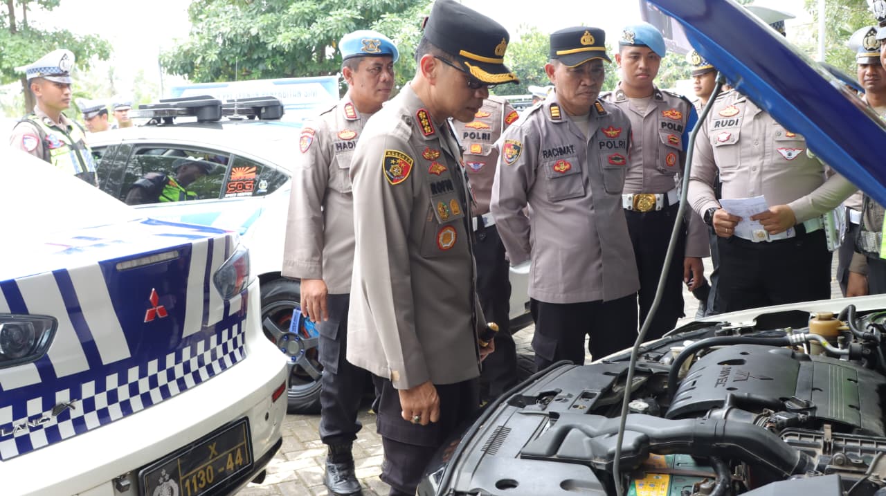 Kapolresta Banyuwangi Kombes Pol Dr Rofiq Ripto Himawan mengecek kendaraan dinas  untuk kelancaran Operasi Ketupat Semeru 2026, Rabu (4/3).
