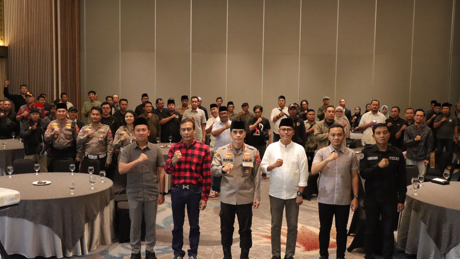 JALIN KOLABORASI: Kapolresta Kombespol Rofiq Ripto Himawan berfoto dengan wartawan dalam acara bukber di Hotel Kokoon Banyuwangi, Selasa (3/3).