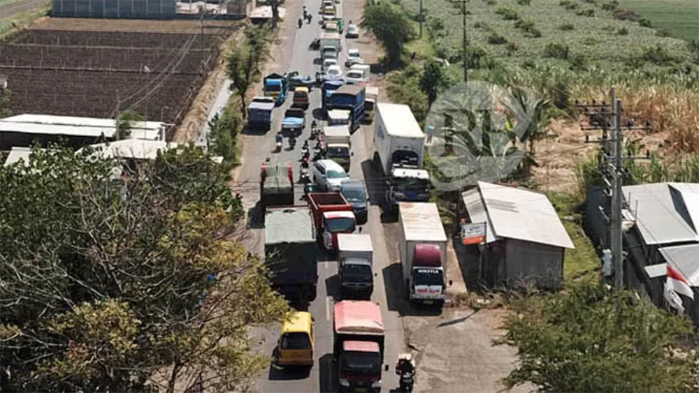 Jalan Arteri Probolinggo-Lumajang serangkali mengalami kemacetan total. Rencana pembangunan Tol ProLajang diharapkan bisa jadi solusi jangka panjang jalur ekonomi di kawasan tersebut.