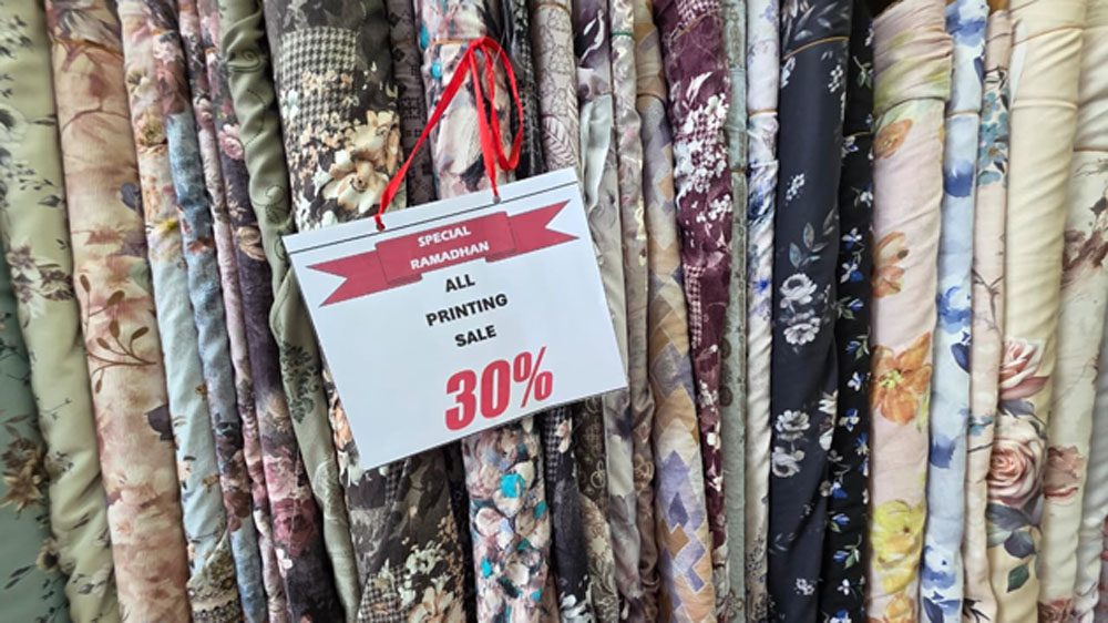 PROGRAM SPESIAL: Laris Textile memberikan diskon hingga 60% melalui program Ramadhan Sale yang berlangsung mulai 6 Maret hingga menjelang Hari Raya Idul Fitri.
