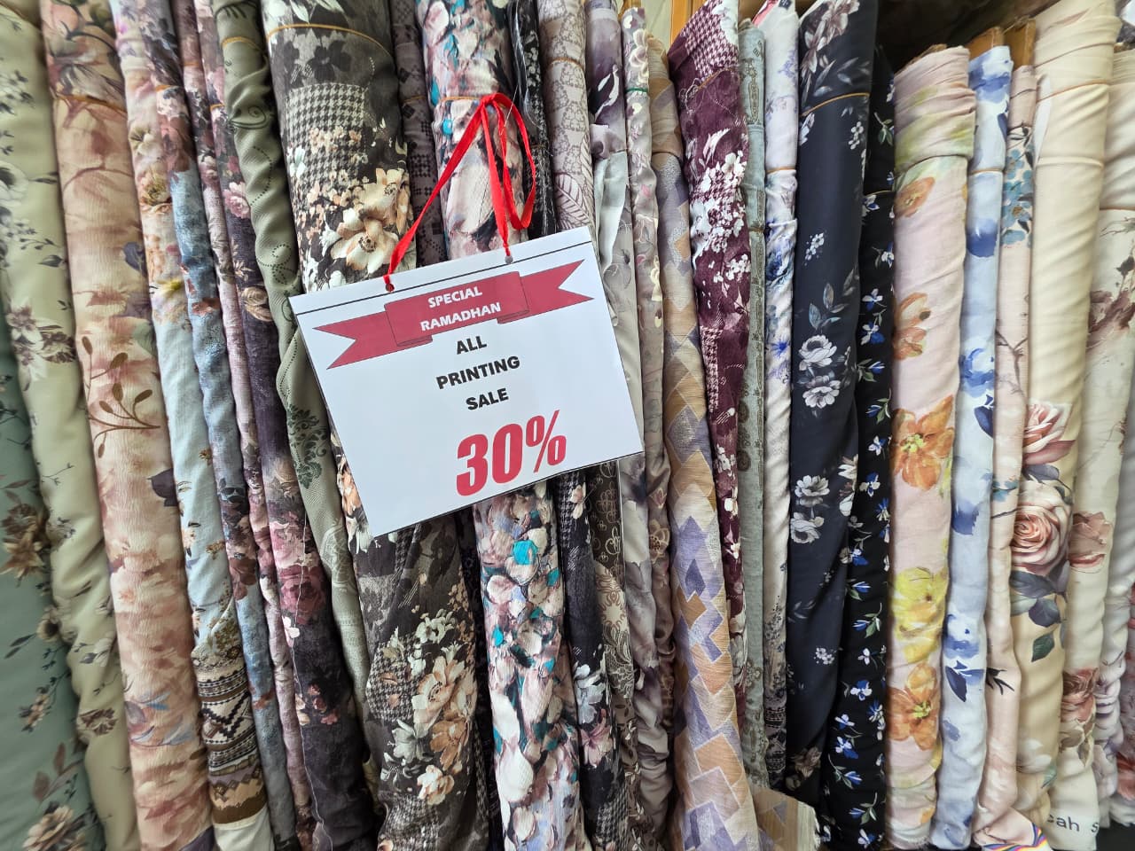 Laris Textile memberikan diskon hingga 60 persen melalui program Ramadhan Sale yang berlangsung mulai 6 Maret hingga menjelang Hari Raya Idul Fitri.
