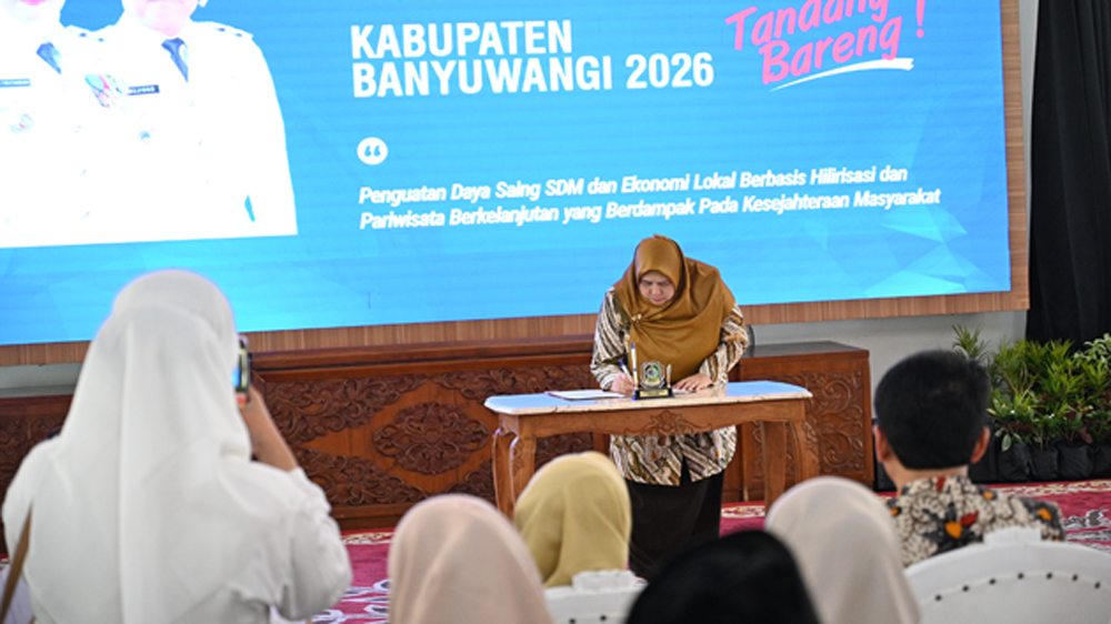 Wakil Ketua DPRD Banyuwangi Siti Mafrochatin Ni&rsquo;mah menandatangani dokumen Musrenbang 2027 di pendapa Sabha Swagata Blambangan, Rabu (4/3).